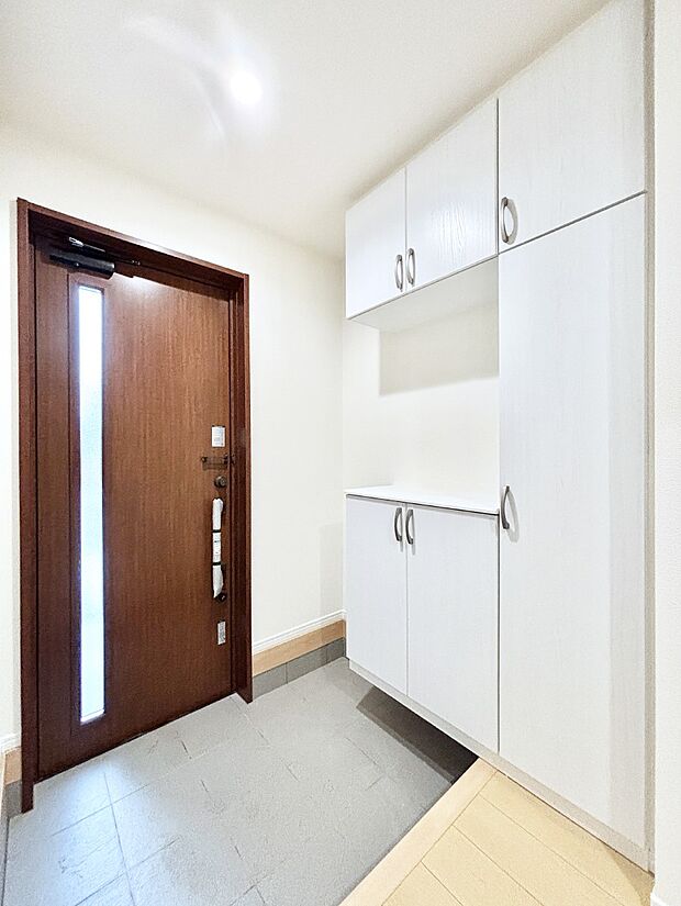 飾り棚を利用して、お越しいただくお客様をおもてなしできます。