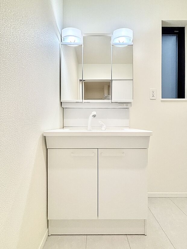 大きく見やすい三面鏡で清潔感ある洗面台は、身だしなみチェックや肌のお手入れにおすすめです。