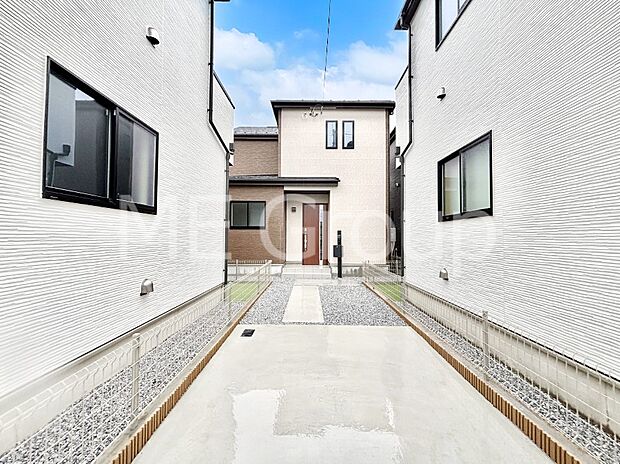 奥まった地形は、車道に面しておらず、静かでプライベート感を味わえる立地です。