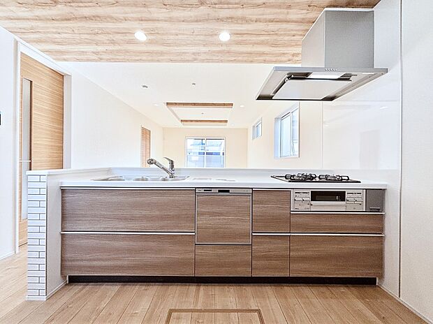 リビングを見渡せる人気のカウンターキッチン。 家族を見守りながら家事をすることができます。