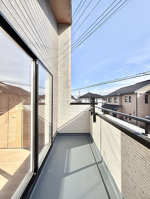 南向きのバルコニー！ご家族の洗濯物はもちろん、お布団もたっぷり干せます！