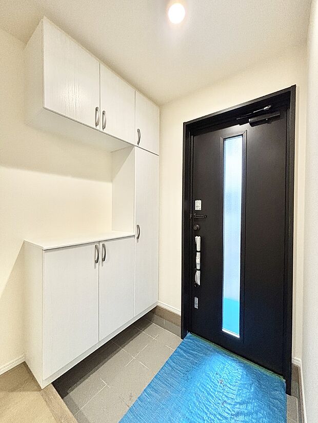 ガラススリットの入った玄関ドアが室内に光を届けてくれます