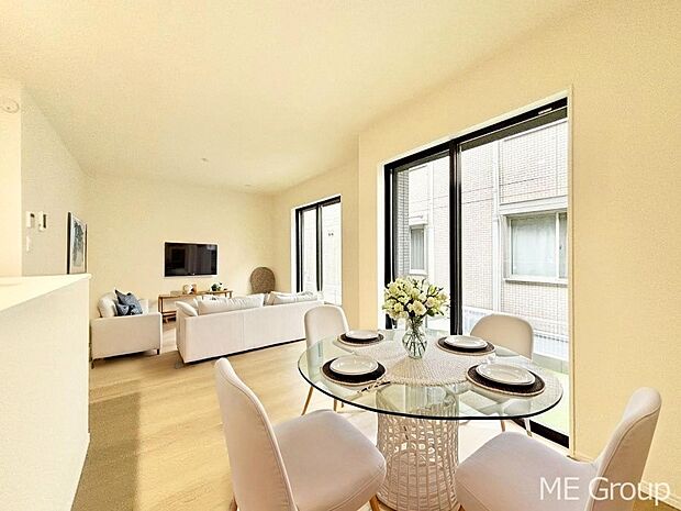 ご家族の賑やかな話し声で包まれる明るいリビング ※家具はCGです