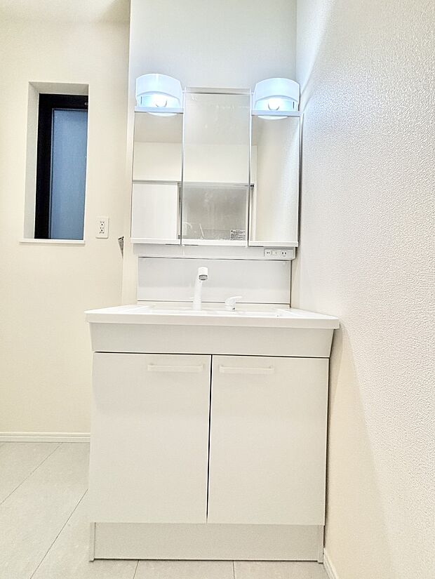 三面鏡キャビネット・シャワー付き洗面化粧台で忙しい朝の身支度もスムーズに！