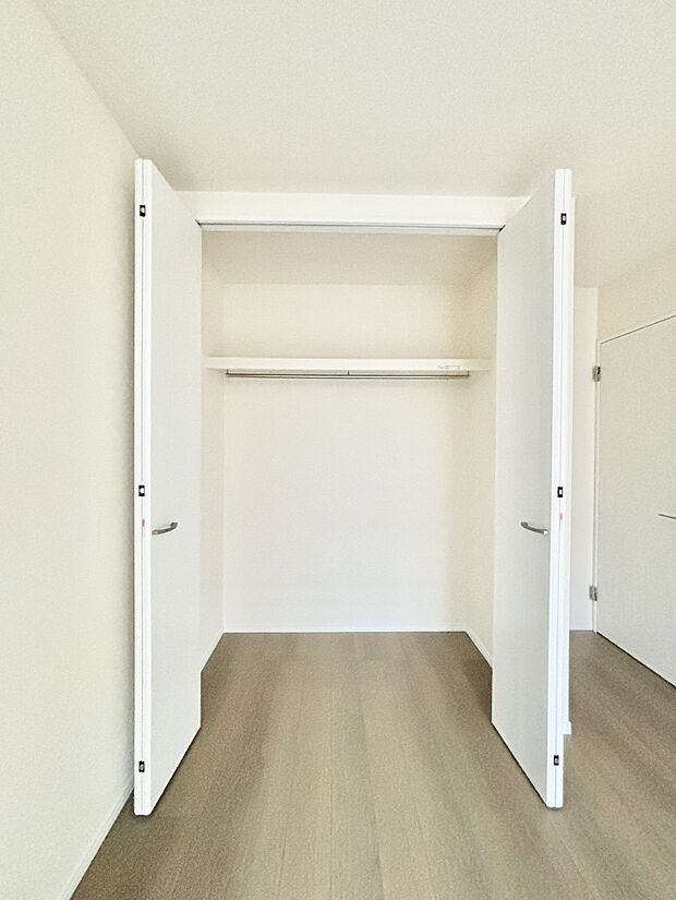 洋室のクローゼット。奥行きがあるので厚手の衣類もすっきり収まります。