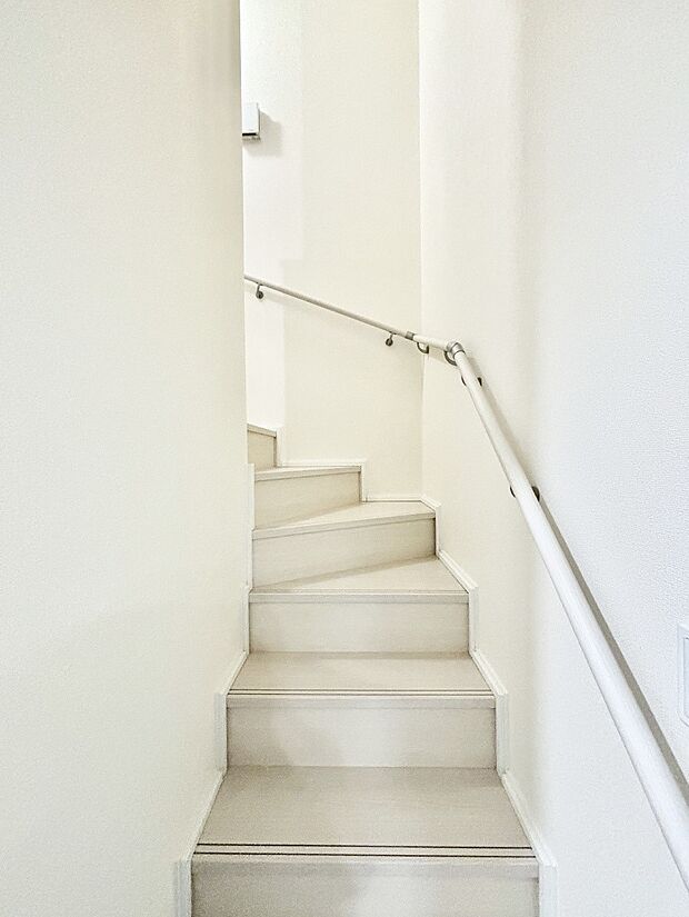 階段は手すり付きなので小さなお子さまやご高齢の方も安心です