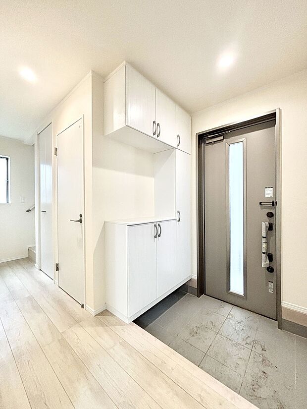 たっぷり収納できるシューズボックスで家族全員の靴も、玄関すっきり。