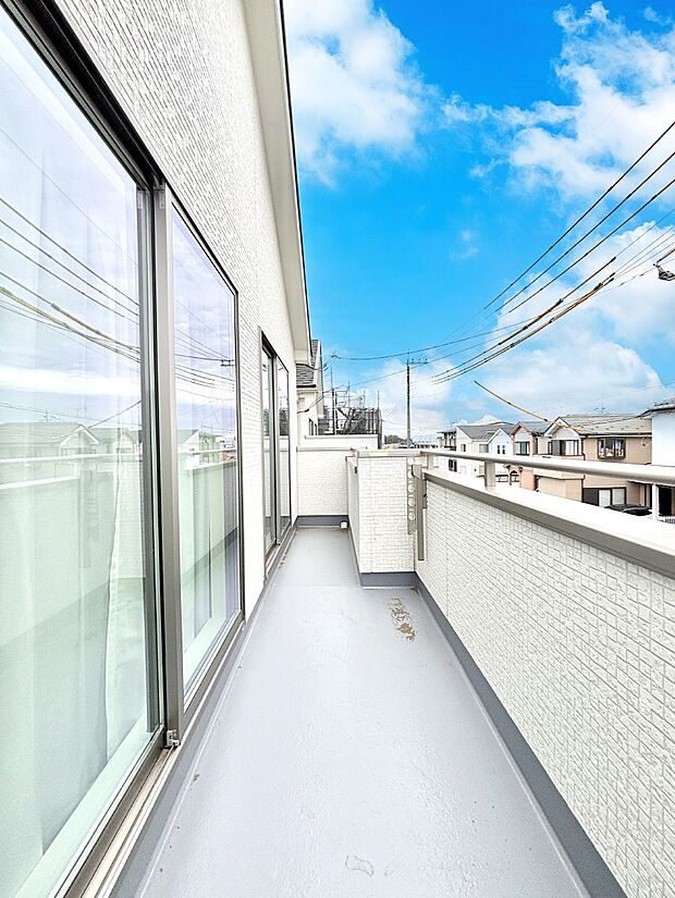 ゆったりバルコニーだから沢山お洗濯ものを干せます。