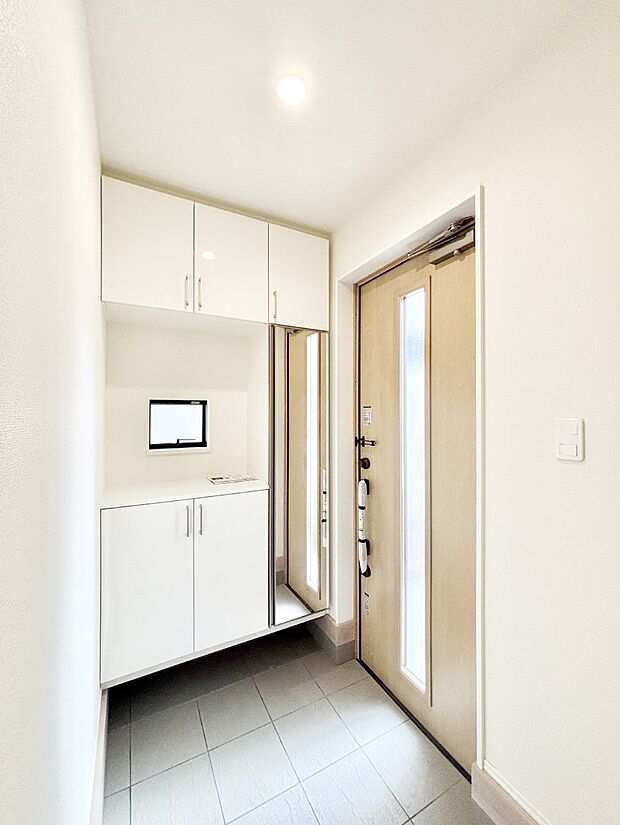 下駄箱はご家族の写真や季節のインテリアで飾り棚として演出できます