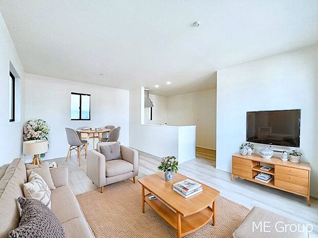 ご家族の賑やかな話し声で包まれる明るいリビング ※家具はCGです