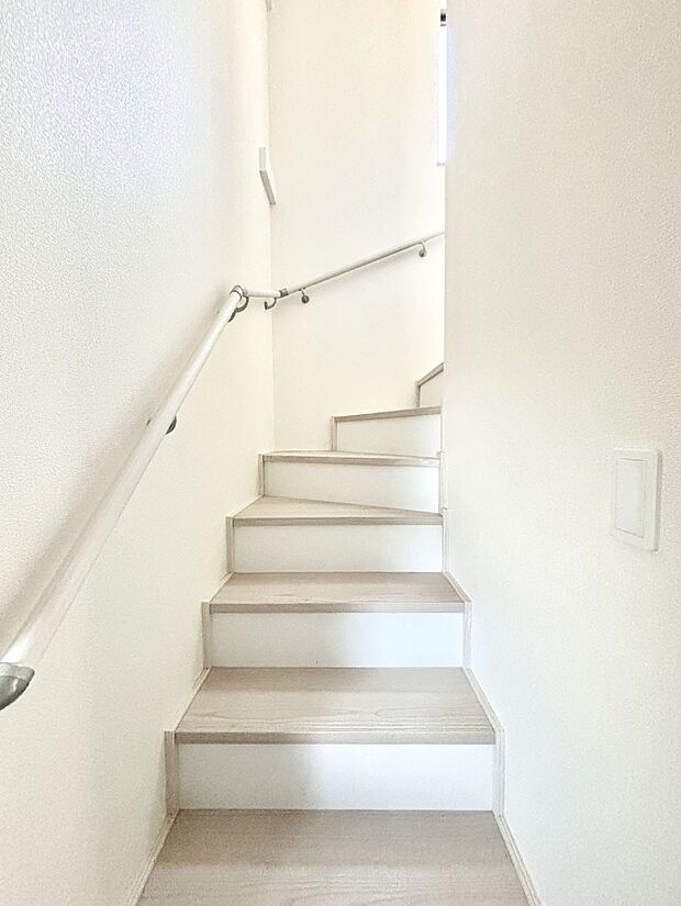 階段は手すり付きなので小さなお子さまやご高齢の方も安心です