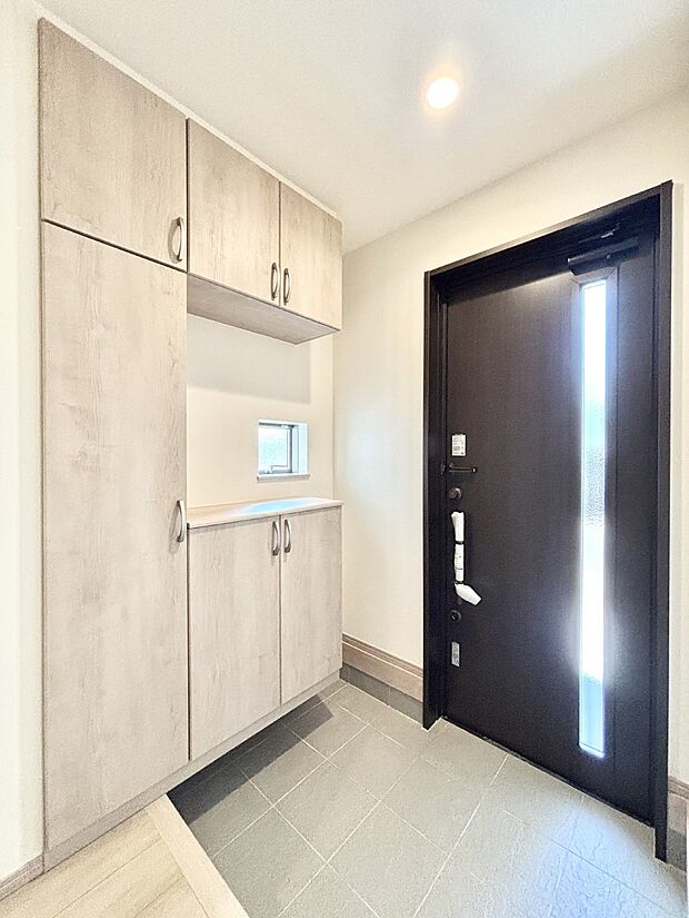 飾り棚を利用して、お越しいただくお客様をおもてなしできます。