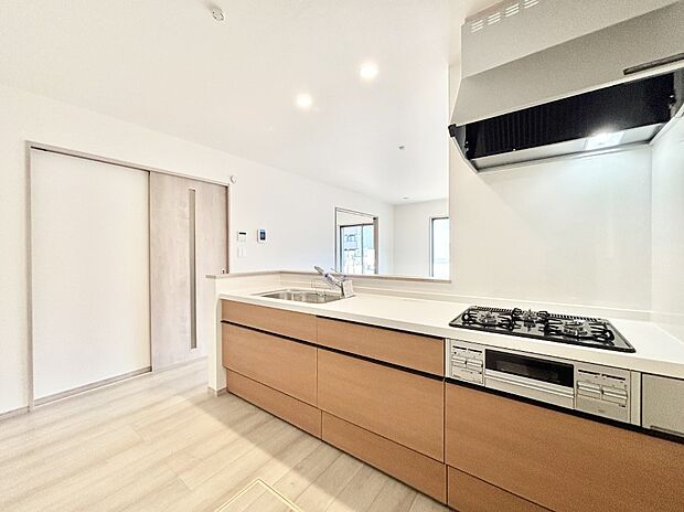 料理をしながらでもご家族との会話を楽しめる対面キッチン