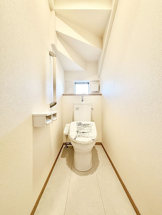 明るく清潔感のあるトイレです。