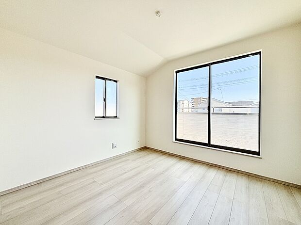 バルコニーが開放感をプラスしてくれる洋室