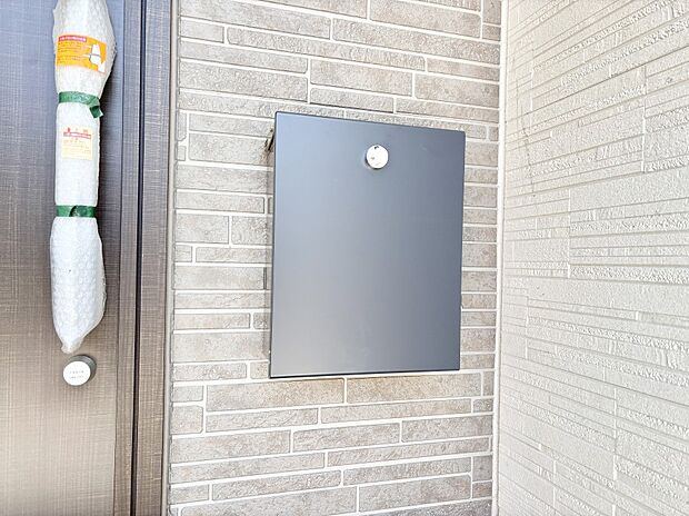 シンプルデザインのポスト。