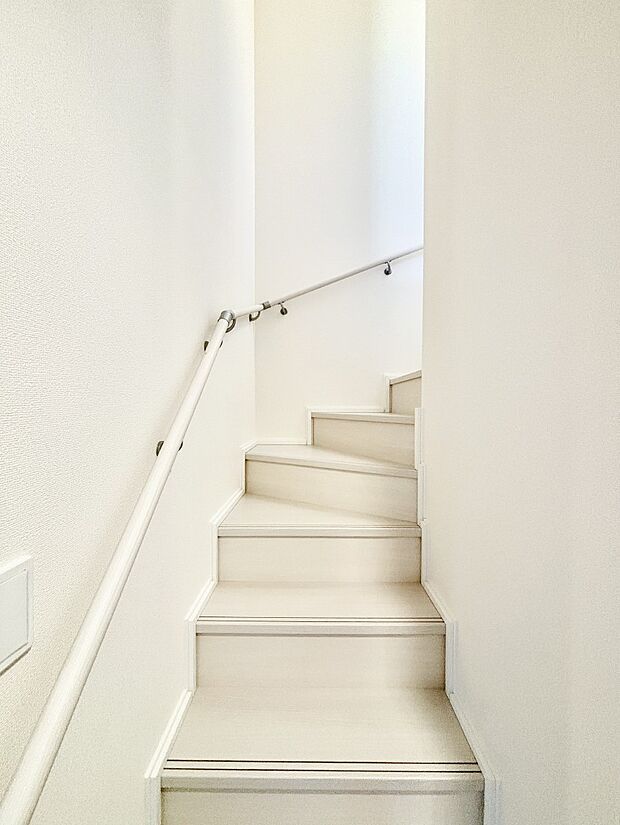 安全性を考慮し階段には手すりを設置しています