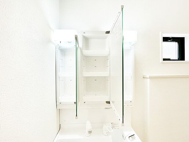 三面鏡の裏に、化粧品や衛生用品などを収納可能。洗面台をすっきりと保ちます！