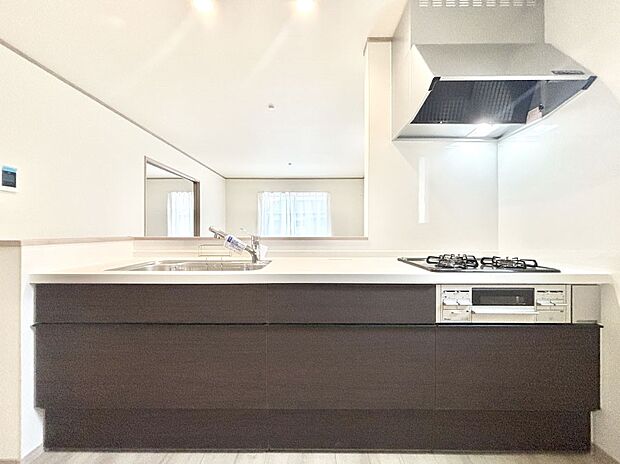 料理をしながらでもご家族との会話を楽しめる対面キッチン