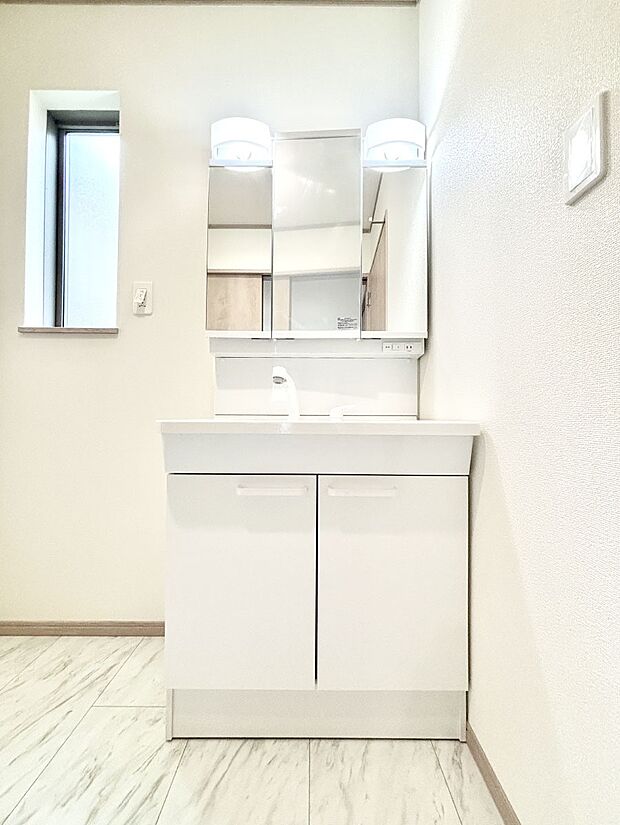 大きく見やすい三面鏡で清潔感ある洗面台は、身だしなみチェックや肌のお手入れにおすすめです。 