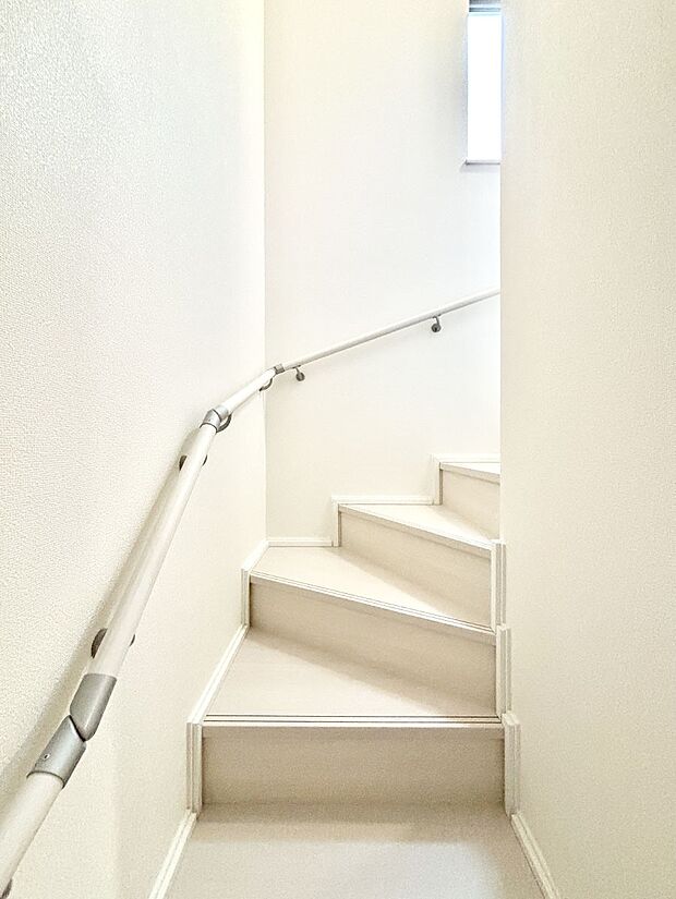階段は手すり付きなので小さなお子さまやご高齢の方も安心です