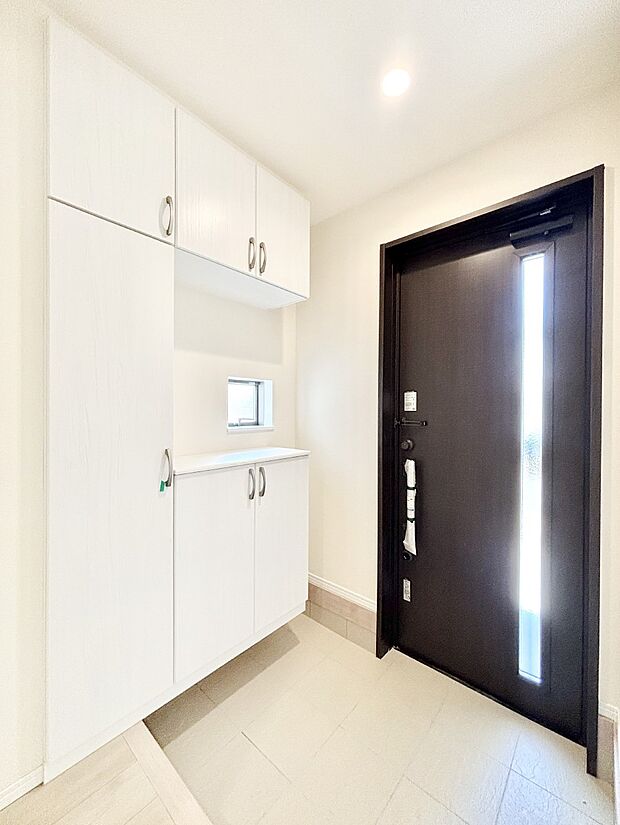 明るい陽光が入り込む玄関。ご家族の靴もスッキリ収納できる玄関収納付き!