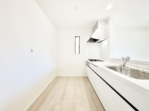 爽やかな風が通り抜けるキッチン。窓があるので明るく換気にも役立ちます。