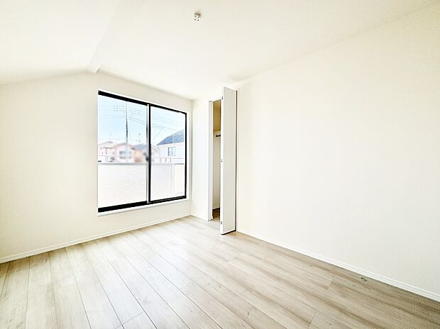 明るいバルコニーサイドに洋室を設置。目覚めの良い寝室に。