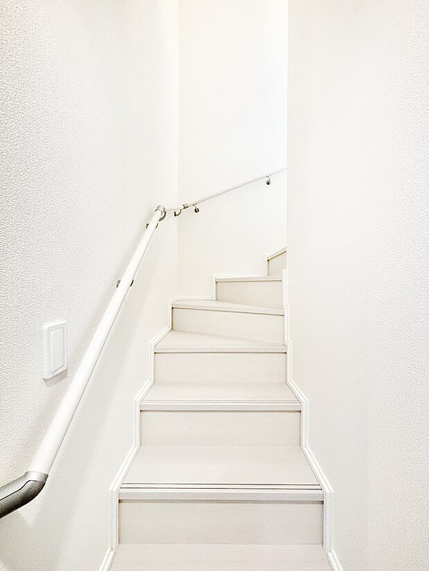 安全性を考慮し階段には手すりを設置しています