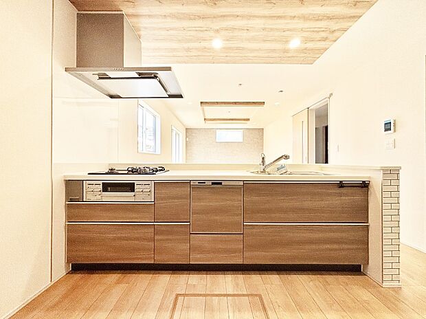 リビングで遊ぶお子様を見守りながらお料理ができる対面キッチン