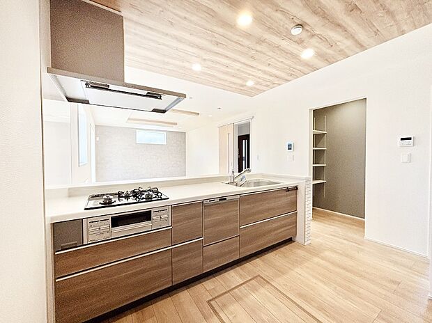 カウンター越しに楽しいおしゃべり。いつものお料理がもっと美味しくなりそうですね。