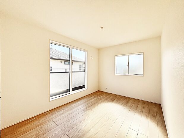 明るいバルコニーサイドに洋室を設置。目覚めの良い寝室に。