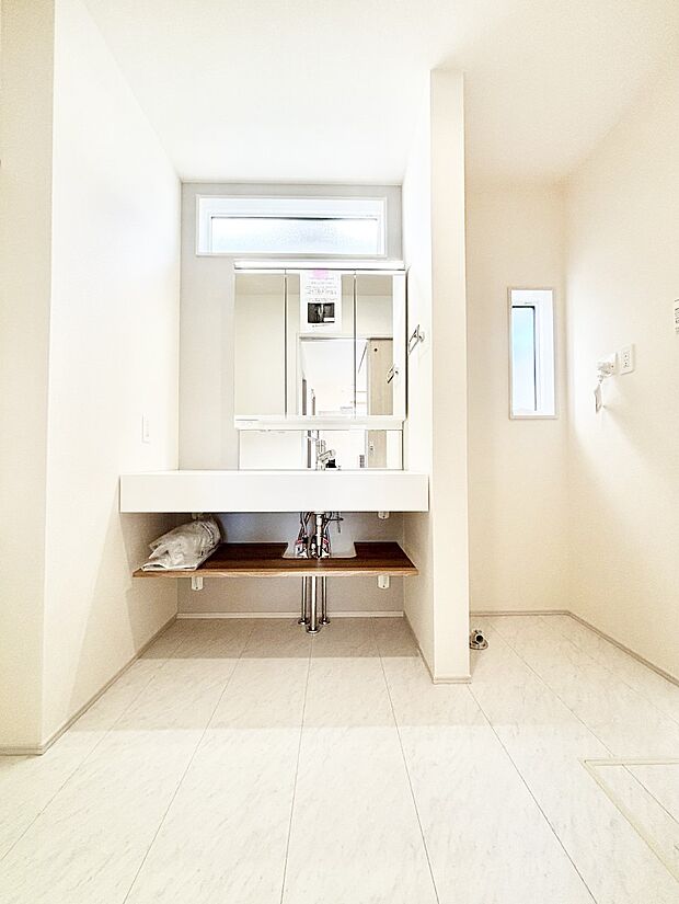 大きく見やすい三面鏡で清潔感ある洗面台は、身だしなみチェックおすすめです。