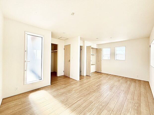 ライフスタイルに合わせて2部屋として利用できる広々とした洋室