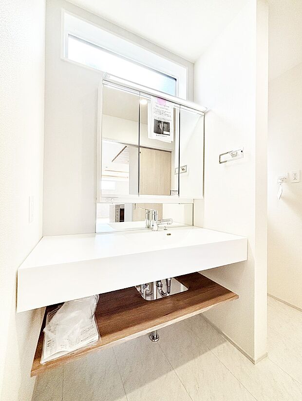 清潔感ある洗面化粧室で朝の身支度も快適