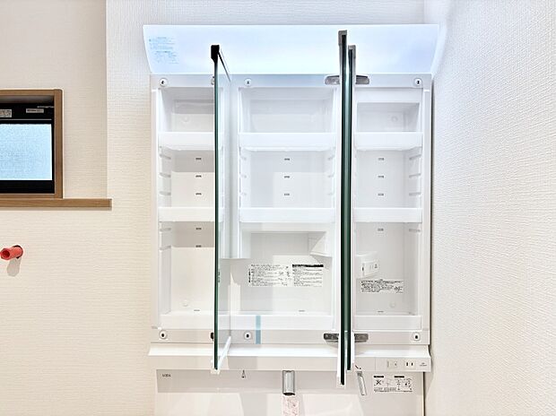三面鏡の裏に、化粧品や衛生用品などを収納可能。洗面台をすっきりと保ちます!