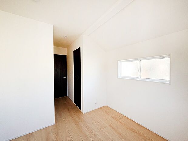 やさしい光がさしこむ居室はしっかり収納付き