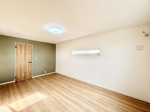 窓からのやさしい光が心地よいプライベートルーム