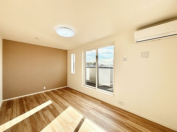 明るいバルコニーサイドに洋室を設置。目覚めの良い寝室に。   