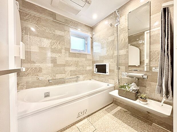 一日の疲れを癒してくれる明るい清潔感のあるバスルーム  　