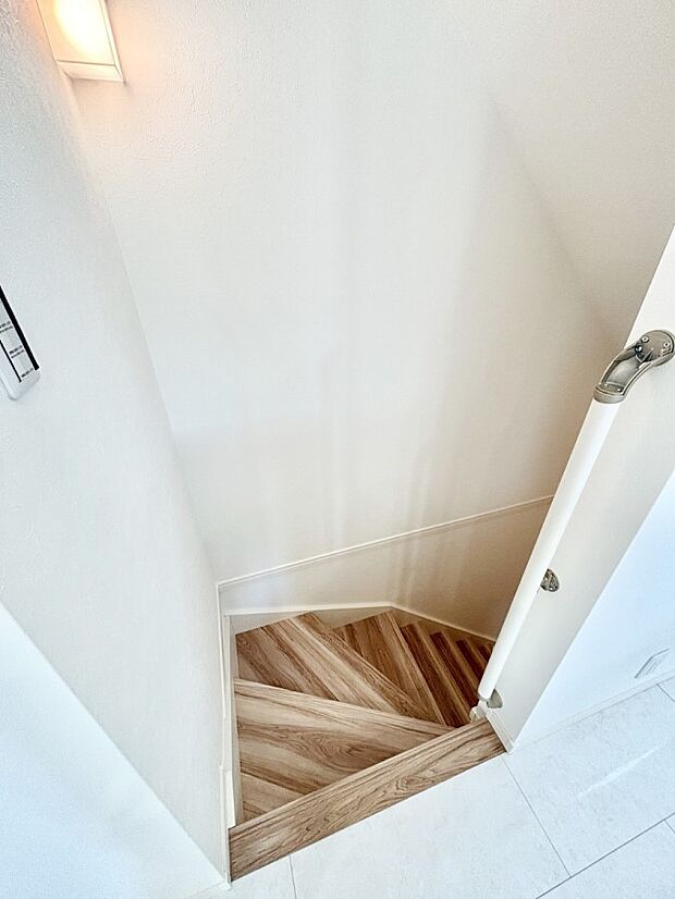 安全性を考慮し階段には手すりを設置しています