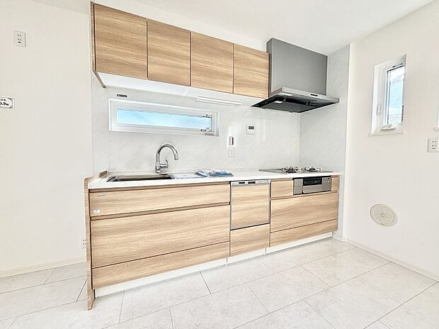 爽やかな風が通り抜けるキッチン。窓があるので明るく換気にも役立ちます。