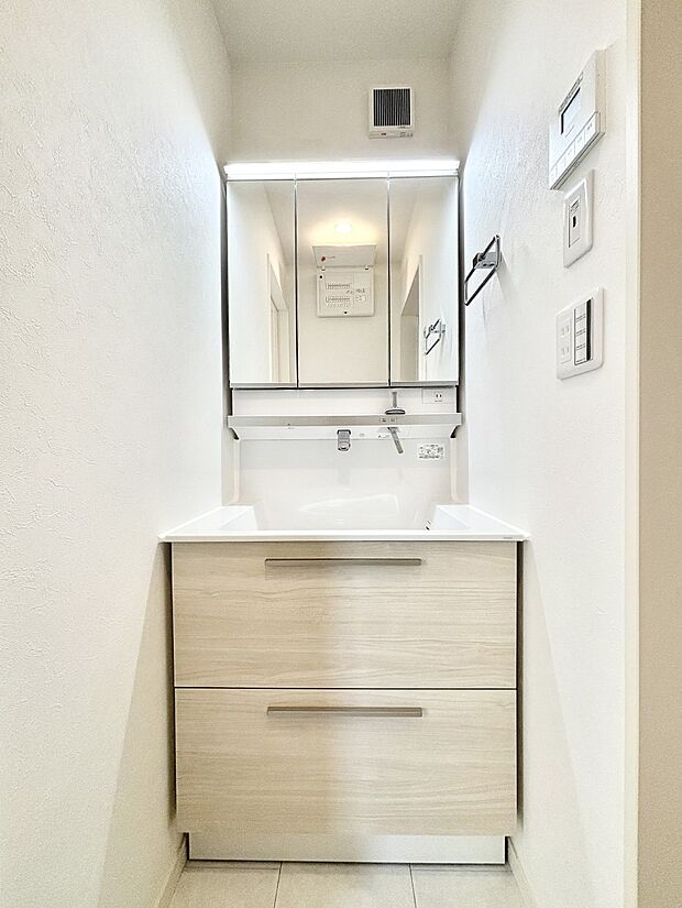 収納力と機能性に優れた洗面化粧台 