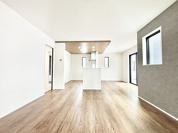 自然光が取り込まれ、家族団らんの場所を明るく演出