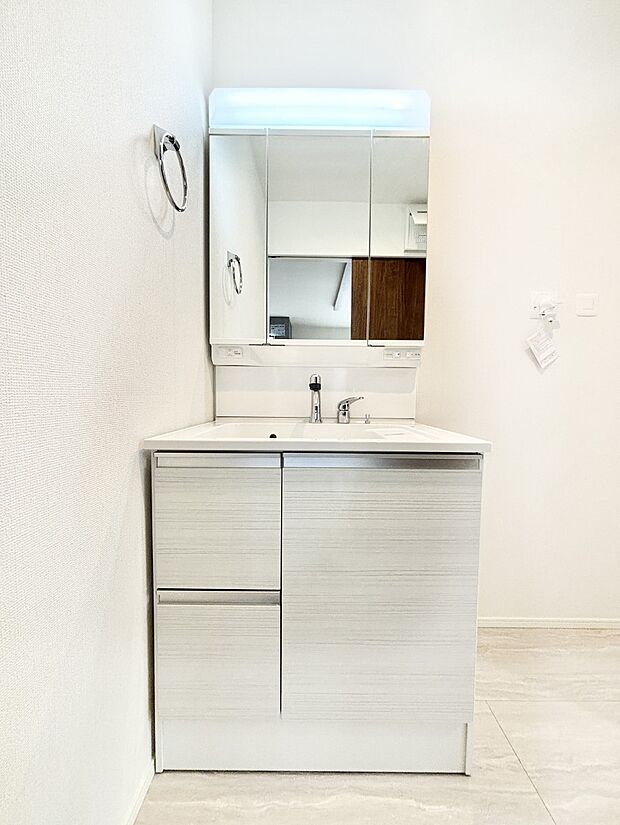 収納力と機能性に優れた洗面化粧台