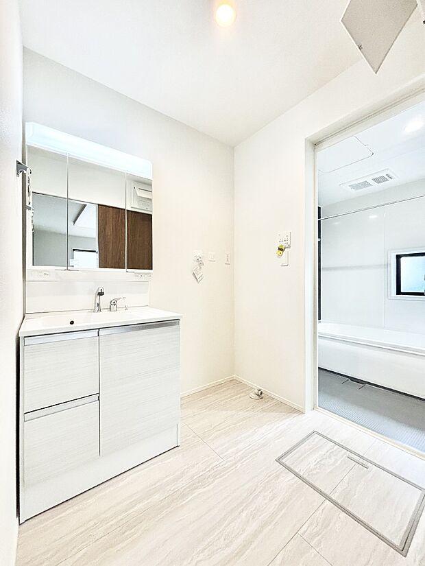 清潔感のある快適空間です。毎日の身支度も気持ち良くお使い頂けます。