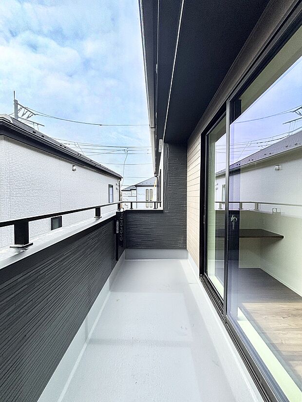 暖かな陽光が降り注ぐバルコニーはお洗濯におすすめ。爽やかな風も心地よいです。