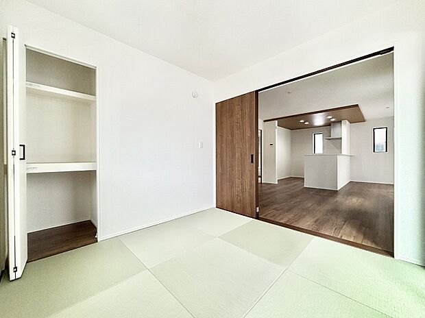 リビング隣接の和室は毎日の暮らしに癒しと安らぎをもたらしてくれます