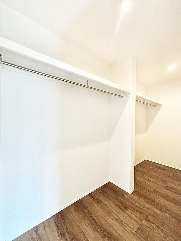 衣類をハンガーに掛けたまま収納できるWIC。衣類の整理整頓がしやすくて便利です!