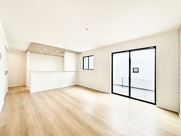 明るい陽光が注ぎ、寛ぎの雰囲気に満たされるリビング・ダイニング。